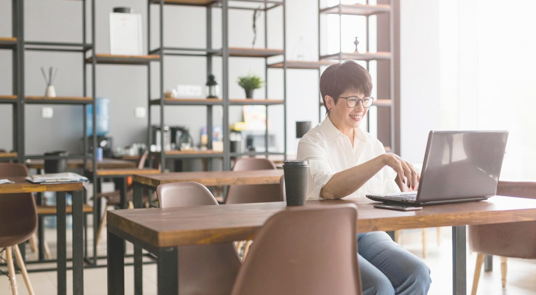 Person plant Budget am Schreibtisch